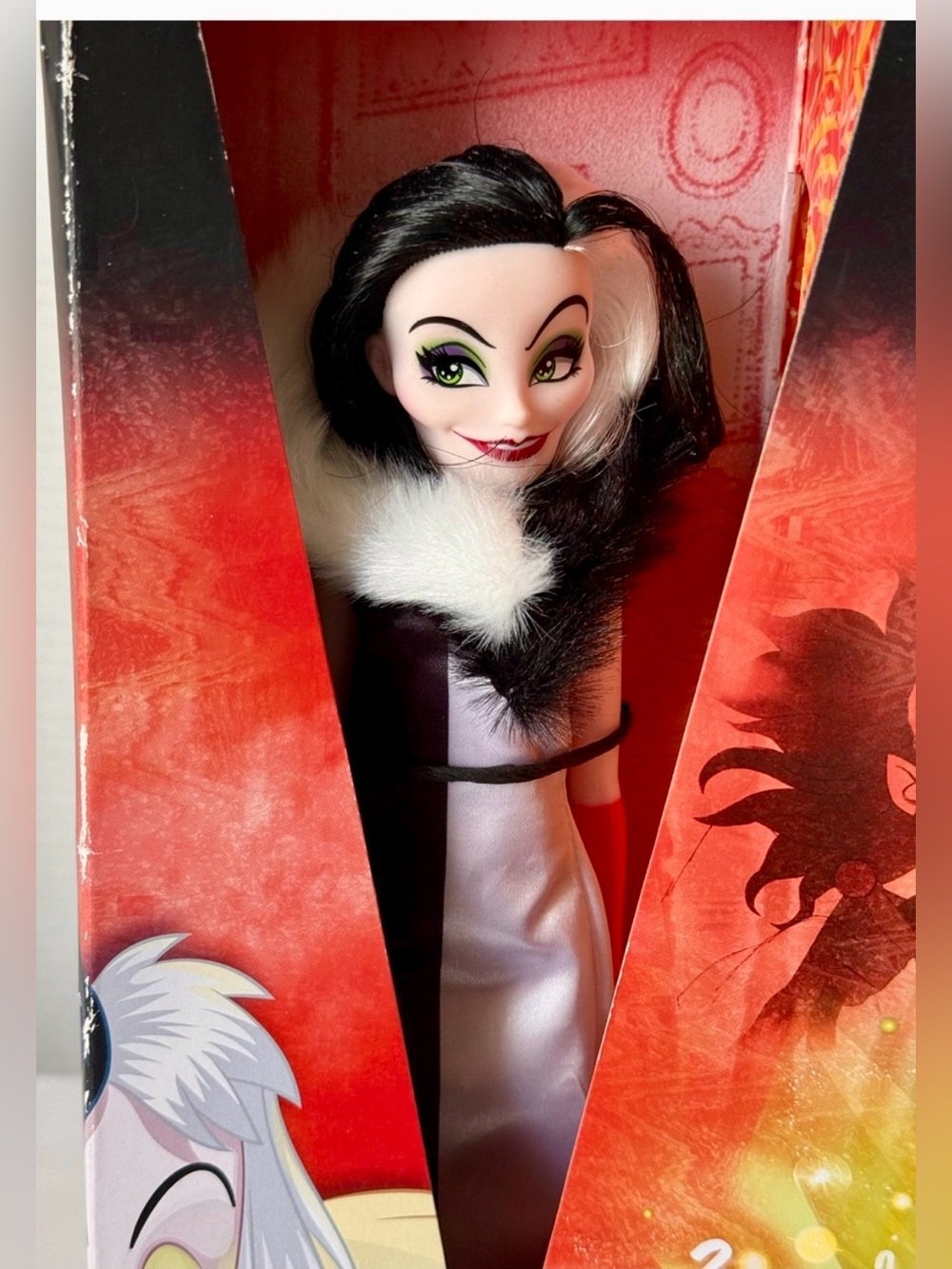 DISNEY - VILLAINS COLLECTION - CRUELLA DE VIL DOLL - NIB - Picture 7 of 8